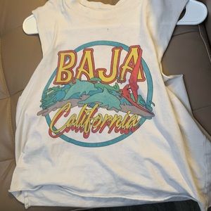 Cropped cut off sleeve bright graphic shirt